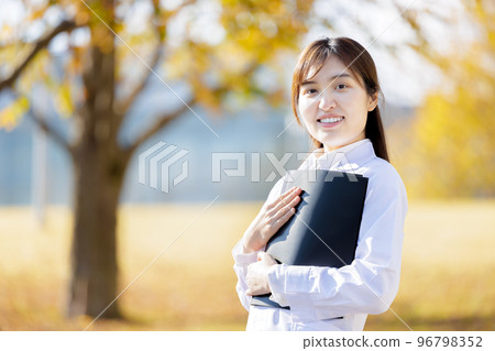 穿白大褂的女研究生 96798352