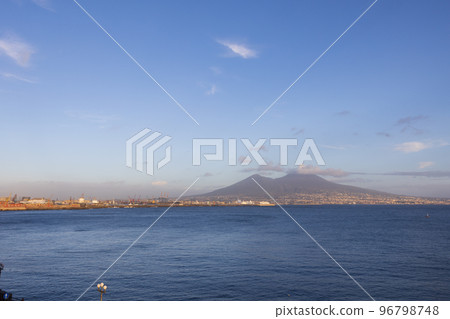 意大利那不勒斯維蘇威火山和那不勒斯灣景觀 96798748
