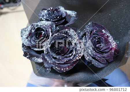 Bouquet with black rose glitter 96801712