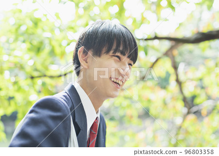 秋天的公園高中男生 秋天的公園高中男生 96803358