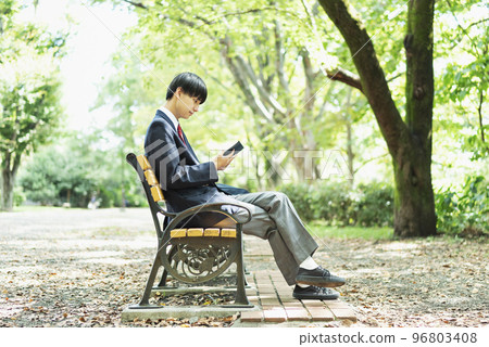 男高中生在公園看書 96803408