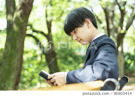 男高中生在公園看書 96803414