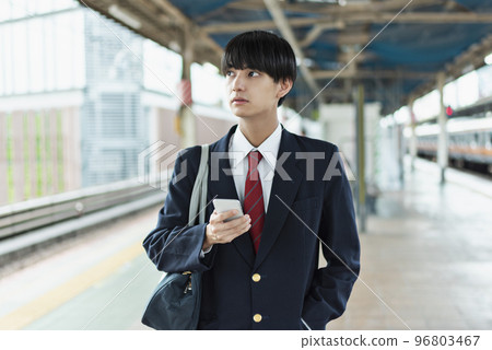 站台上看手機的男高中生 96803467