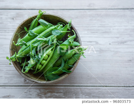 Bowl with sweet pea pods Bowl with sweet pea pods 96803573
