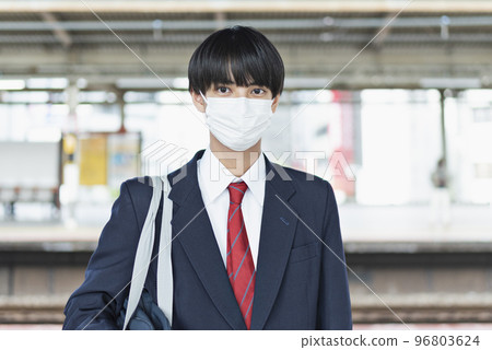 在站台等火車的男高中生 在站台等火車的男高中生 96803624