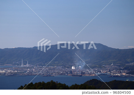 藍天山景、煙囪冒白煙的廠區、城市景觀、碧海面 96804500