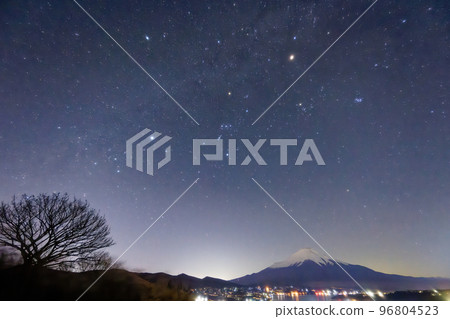 高差山和富士山/山中湖的夜景 96804523
