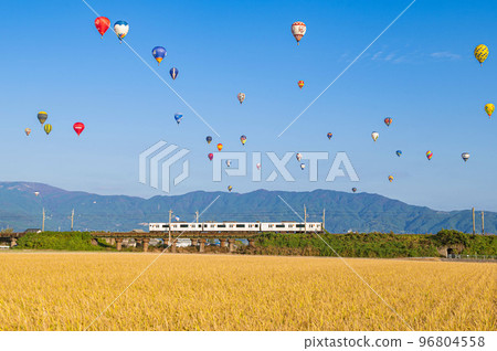 火車和熱氣球在晴朗的天空中飛翔 96804558