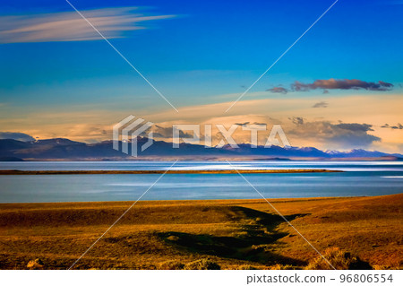 Snowcapped Andes and Lake Argentina near El calafate, Patagonia landscape 96806554