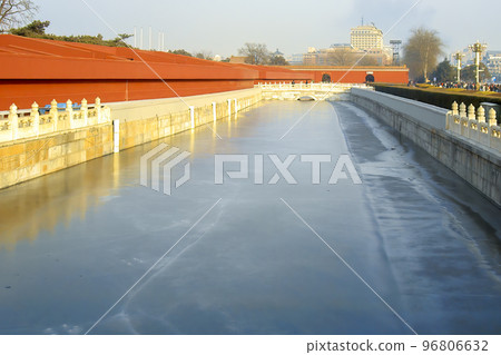 China/Beijing 在天安門門/紫禁城前的凍護城河，北京，中國 96806632
