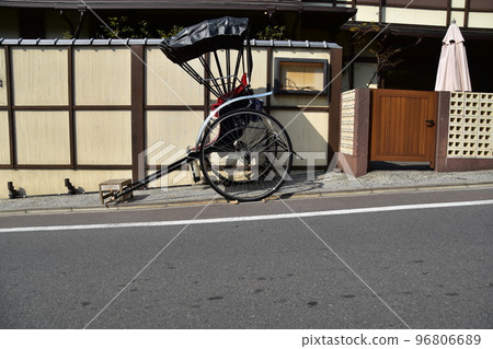 Kyoto Prefecture, Japan Kyoto City in the spring season A rickshaw parked on the road Retro atmosphere townscape and buildings Kyoto Prefecture, Japan Kyoto City in the spring season A rickshaw parked on the road Retro atmosphere townscape and buildings 96806689