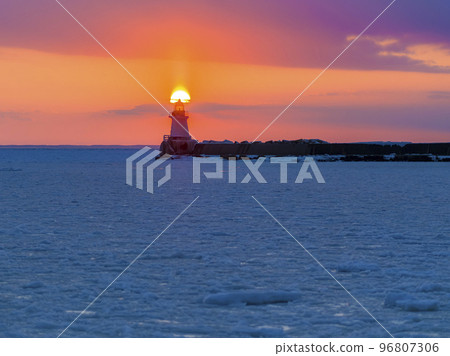 被流冰覆蓋的根室港的夕陽 96807306