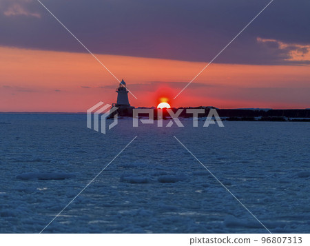 被流冰覆蓋的根室港的夕陽 96807313