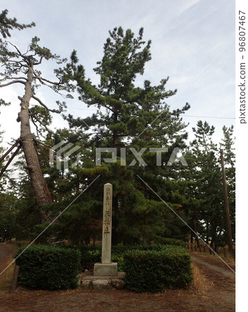 天橋立位於京都府北部宮津市的日本海宮津灣,是號稱日本三大名勝之一的特殊名勝。 天橋立位於京都府北部宮津市的日本海宮津灣,是號稱日本三大名勝之一的特殊名勝。 96807467