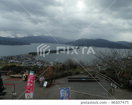 天橋立位於京都府北部宮津市的日本海宮津灣,是號稱日本三大名勝之一的特殊名勝。 天橋立位於京都府北部宮津市的日本海宮津灣,是號稱日本三大名勝之一的特殊名勝。 96807475