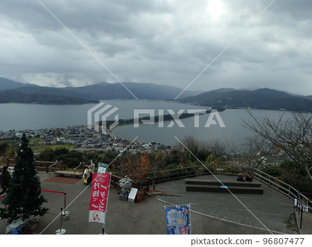 天橋立位於京都府北部宮津市的日本海宮津灣,是號稱日本三大名勝之一的特殊名勝。 天橋立位於京都府北部宮津市的日本海宮津灣,是號稱日本三大名勝之一的特殊名勝。 96807477