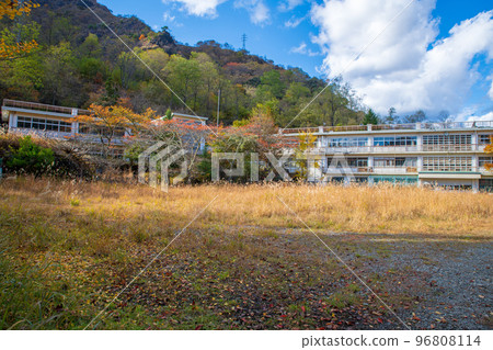 舊足尾市立本山小學懷舊校舍秋景 96808114