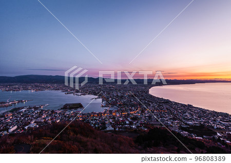 北海道函館市黎明時分,11 月,日本 北海道函館市黎明時分,11 月,日本 96808389