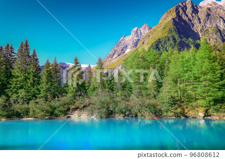 Mont Blanc and idyllic turquoise lake reflection, Chamonix, French Alps 96808612