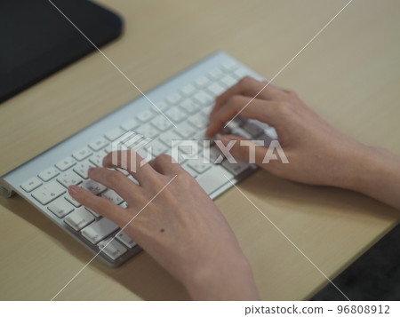 女人在打字打字 96808912