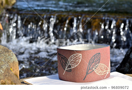 Square bowls can be used for a wide variety of purposes, including flower containers and cooking. 96809072