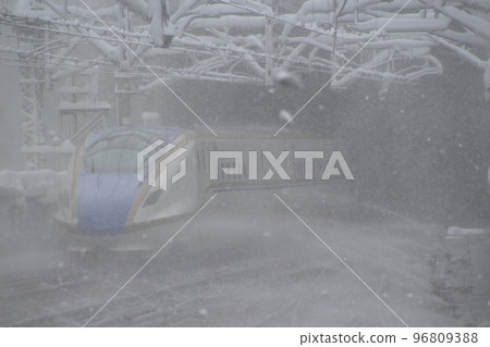 暴風雪中穿越新潟縣的上越新幹線E7系列 96809388