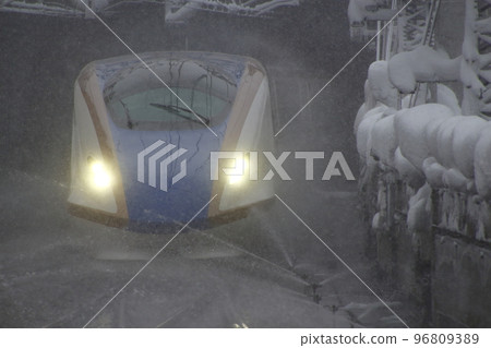 暴風雪中穿越新潟縣的上越新幹線E7系列 96809389