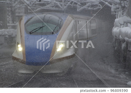 暴風雪中穿越新潟縣的上越新幹線E7系列 暴風雪中穿越新潟縣的上越新幹線E7系列 96809390