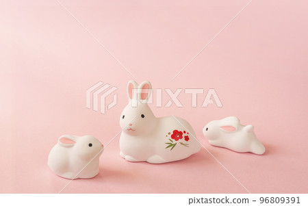 新年材料。生肖兔。粉紅色背景上的兔子。 新年材料。生肖兔。粉紅色背景上的兔子。 96809391