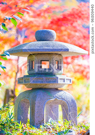 Autumn leaves of the Arashiyama Valley 96809440