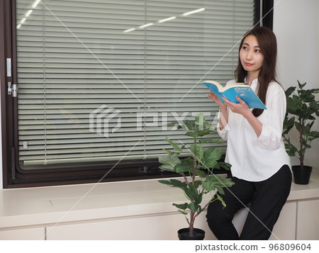讀一本書的女人 讀一本書的女人 96809604