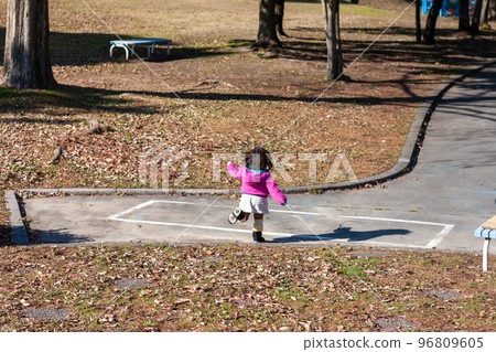 在公園裡玩的女孩 在公園裡玩的女孩 96809605