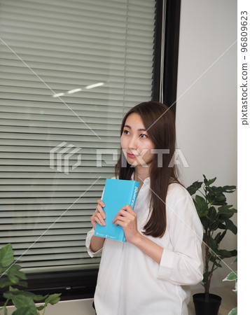 讀完一本書的女人 讀完一本書的女人 96809623