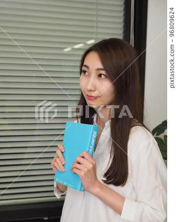 拿著書的女人 96809624