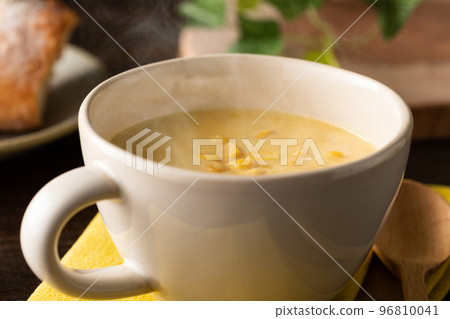 用溫和的蒸汽加熱玉米濃湯 96810041