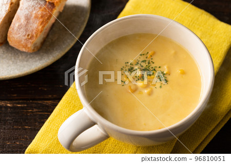 用溫和的蒸汽加熱玉米濃湯 96810051