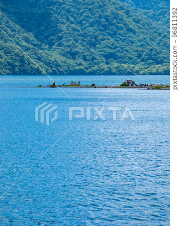 漂浮在美麗的中禪寺湖上的Shobugahama露營地 漂浮在美麗的中禪寺湖上的Shobugahama露營地 96811392