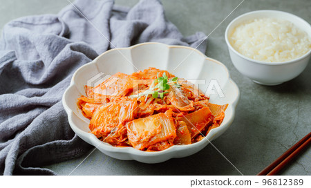 香辣可口的韓國菜,泡菜炒 香辣可口的韓國菜,泡菜炒 96812389