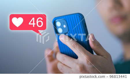 操作智能手機的男性手 96813441
