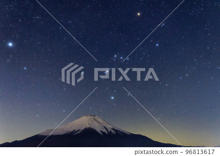 高差山和富士山/山中湖的夜景 96813617