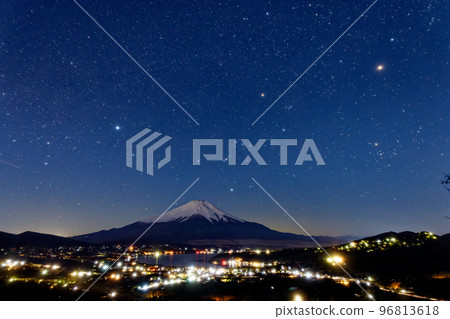高差山和富士山/山中湖的夜景 高差山和富士山/山中湖的夜景 96813618