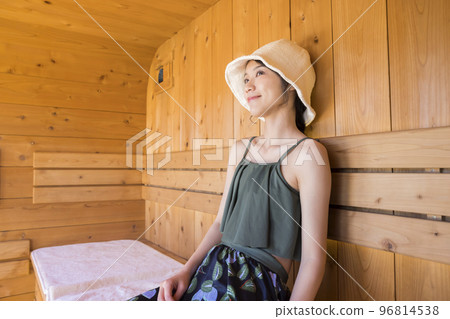 桑拿女孩戴著桑拿帽進入桑拿房 96814538