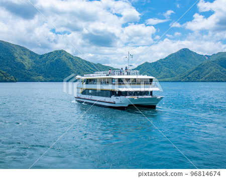 初夏的中禪寺湖美景 96814674