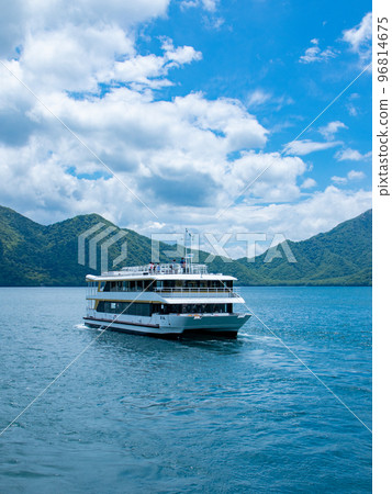 Beautiful scenery of Lake Chuzenji in early summer Beautiful scenery of Lake Chuzenji in early summer 96814675
