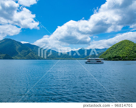 初夏的中禪寺湖美景 96814701