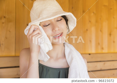 Sauna girl wearing a sauna hat and entering the sauna 96815072