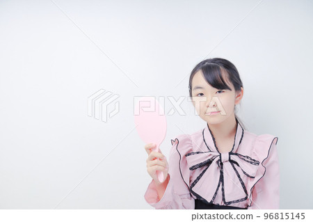 拿著手鏡對著鏡頭微笑的量產少女 96815145