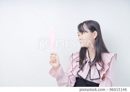 量產少女照鏡子微笑 量產少女照鏡子微笑 96815146