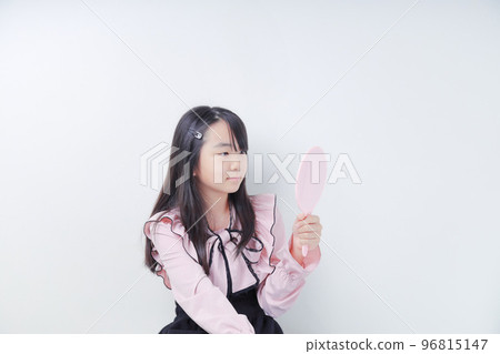 照鏡子的量產時尚女郎 96815147