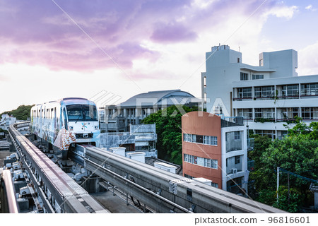 沖繩島那霸市單軌電車首里站日落時分 沖繩島那霸市單軌電車首里站日落時分 96816601